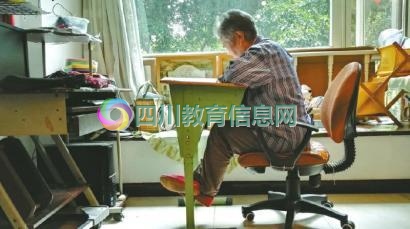 72岁老人自学数学 为收养13年的孙女补课