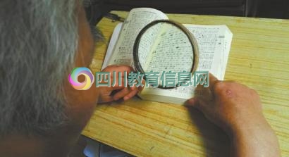 72岁老人自学数学 为收养13年的孙女补课