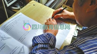 72岁老人自学数学 为收养13年的孙女补课