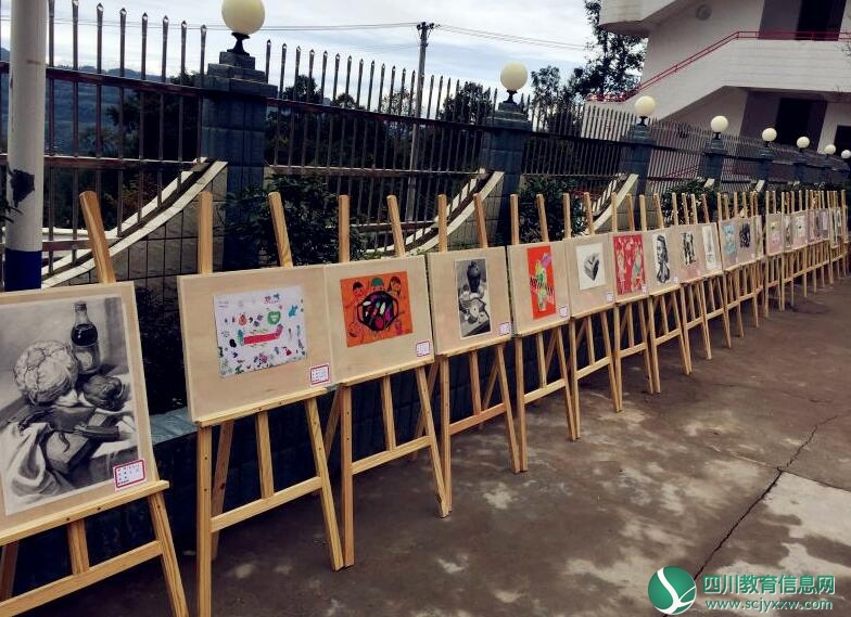 通江县龙凤小学举办庆祝“十九大”胜利召开书画展