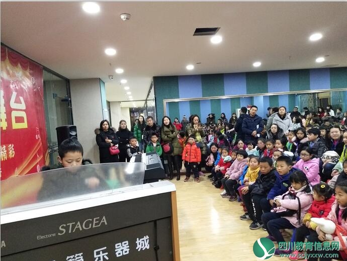 观看小舞蹈剧表演.jpg