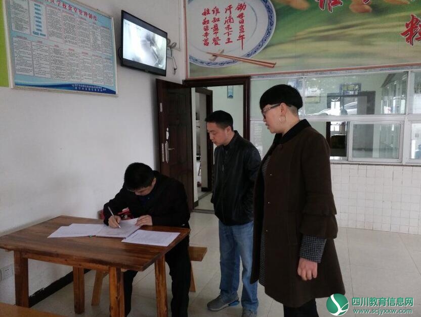 安居区食药监局深入富果初中检查指导校园食品安全管理工作