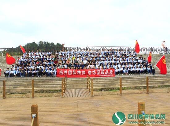 保石中学举行以“磨炼之旅”为主题的野外徒步拉练活动