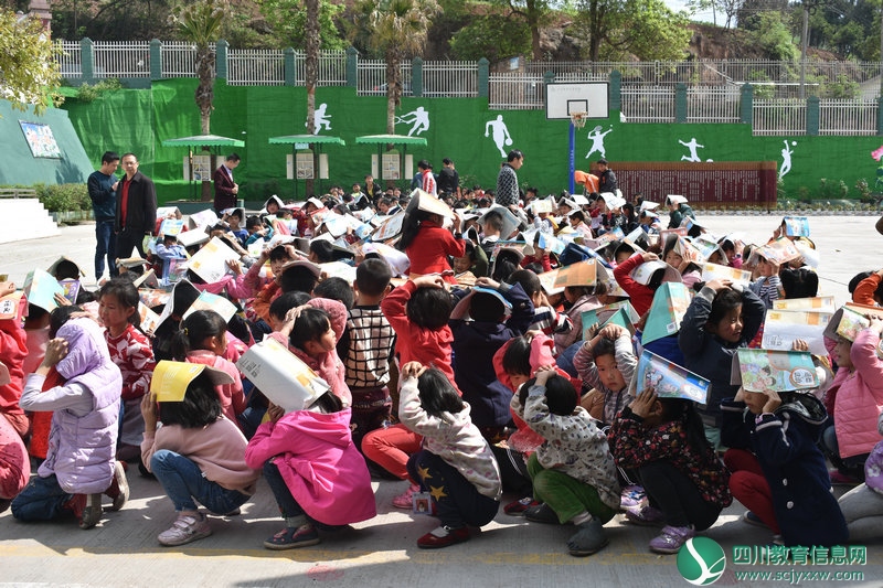 图为学生到达指定地点，班主任清点人数.JPG