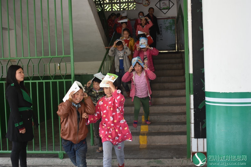 图为学生在教师的指导下有序疏散.JPG