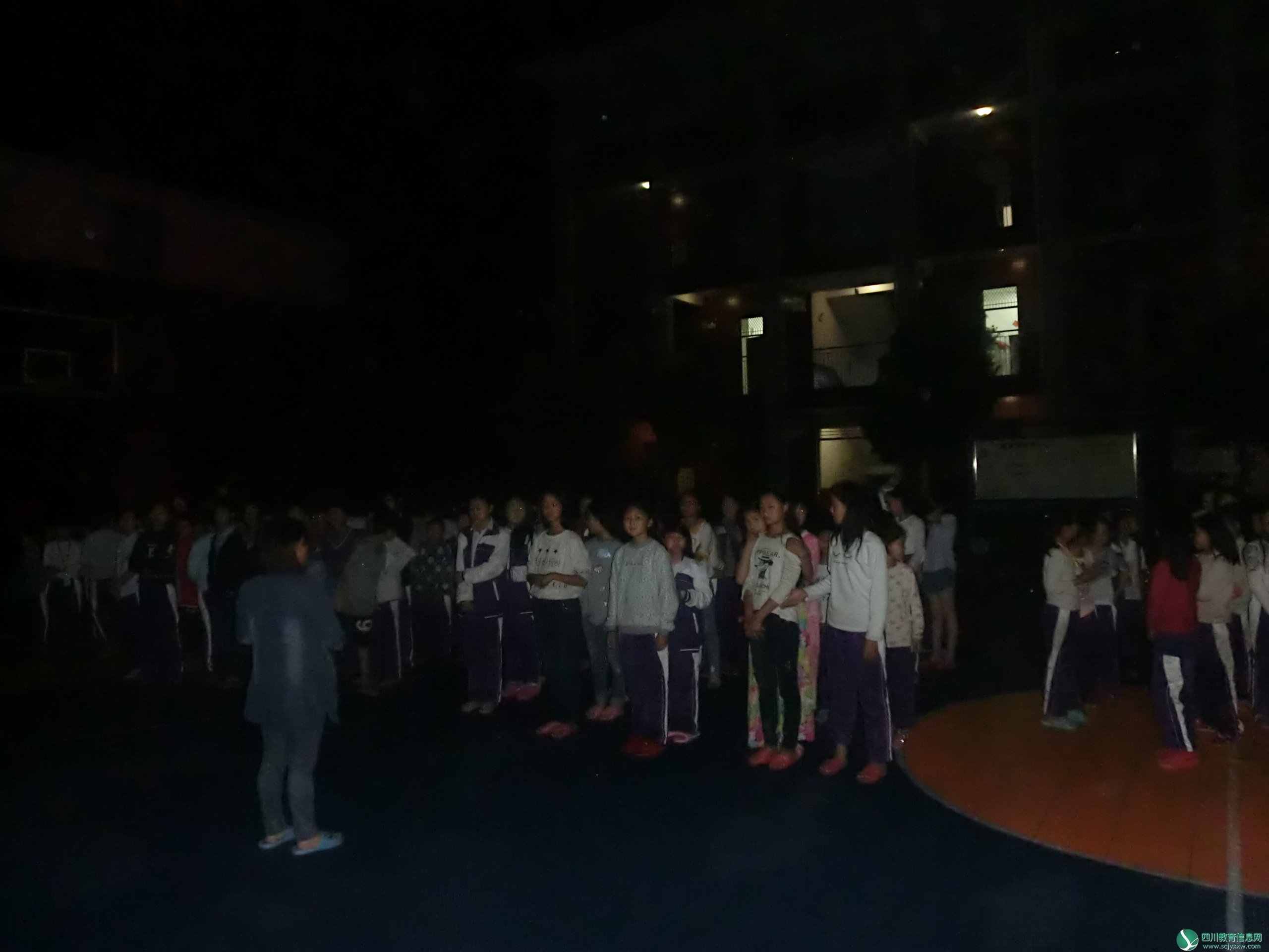 沙河镇小学夜间演练图片.JPG