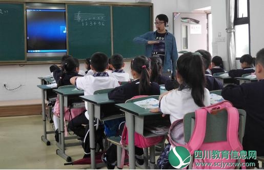 音乐老师王凯乐教孩子们唱《春晓》.jpg