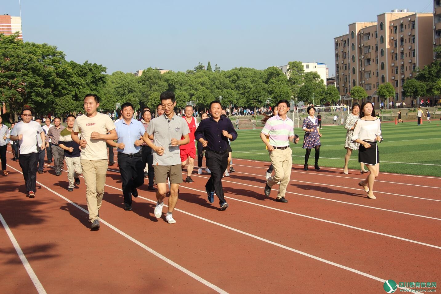 强体质  增友谊  战高考 —— 泸县五中组织初三、高三教师中长跑活动