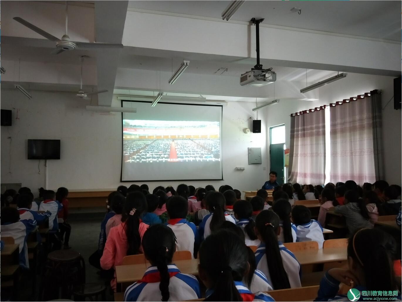 曲河小学组织学生观看了大型纪录片《厉害了，我的国》