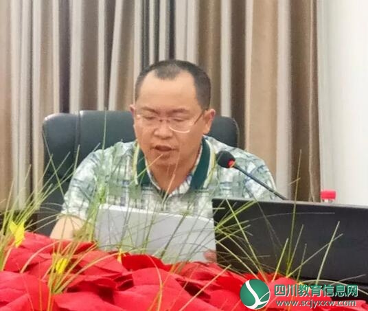 年级组长谢梁老师对上半期年级工作做总结.jpg