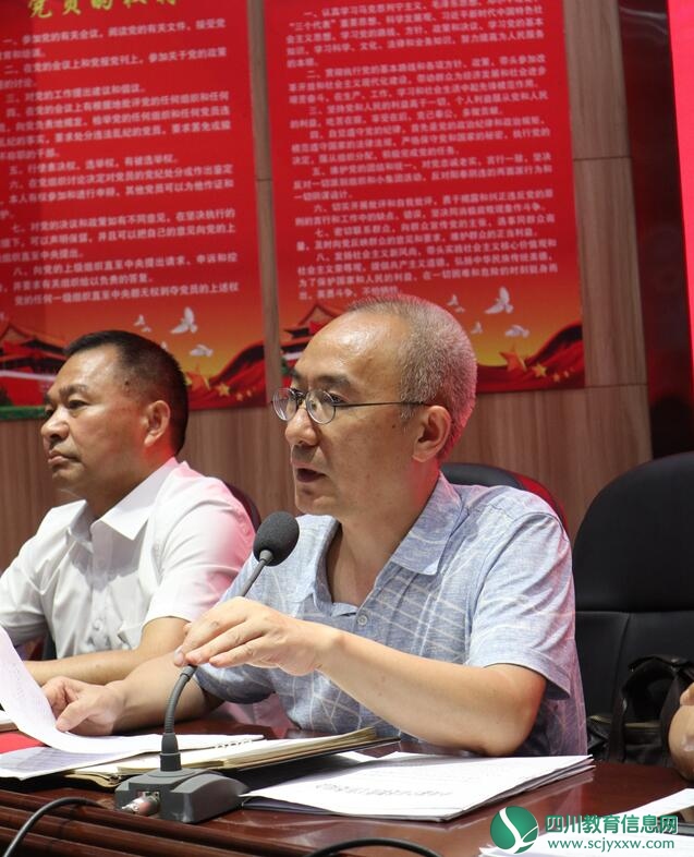 党委副书记李隆华汇报了2018年上半年党建工作推进落实情况.jpg