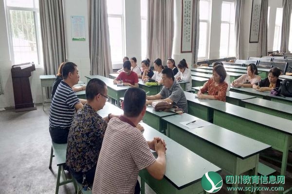安宁镇小学召开幼教点教师常规工作培训会