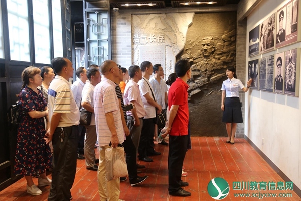 参观杨闇公故居 (1).jpg