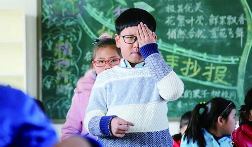 超六成初二学生近视 七成四年级学生睡不饱