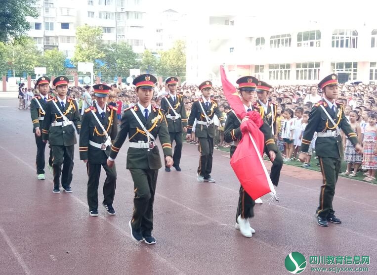 遂宁高级实验学校（外国语学校）举行开学第一次升旗仪式