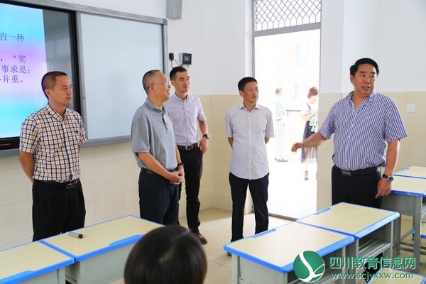 熊正林一行向春城学校教师表达节日祝贺.JPG