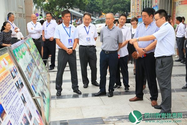 州人大副主任熊正林(右二)、西昌市市长马廷贵（右五）一行了解西昌二小办学理念.JPG