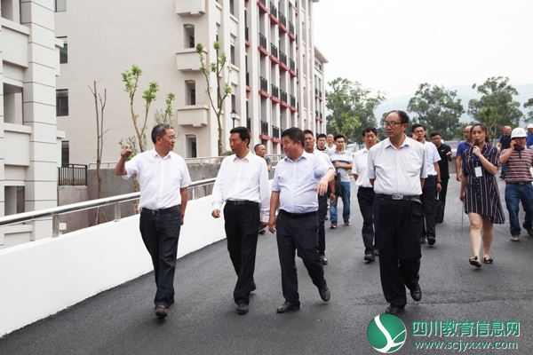州、市领导慰问教师