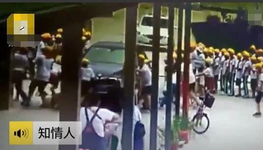 女老师开宝马操作不当 冲入学生队伍致6人被撞伤