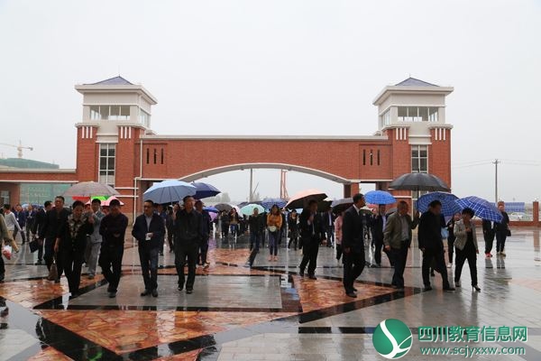 参观春城学校.JPG