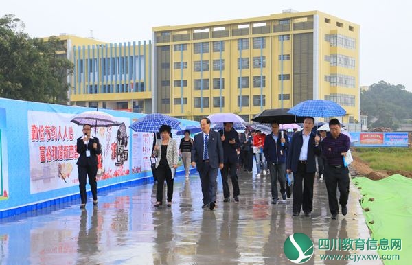 参观南宁中学.JPG