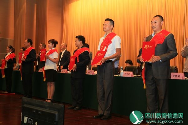 受表彰教师接受颁奖.JPG