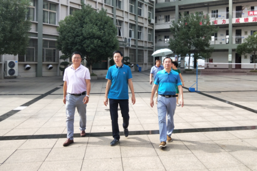 东区教体局领导深入攀枝花市第十五中学校走访慰问教师