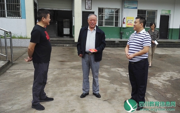 安居区政协主席李劲深入玉丰初中开展慰问老教师活动