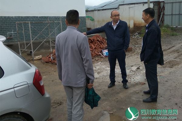 许剑锋一行视察礼州田坝小学修建工作