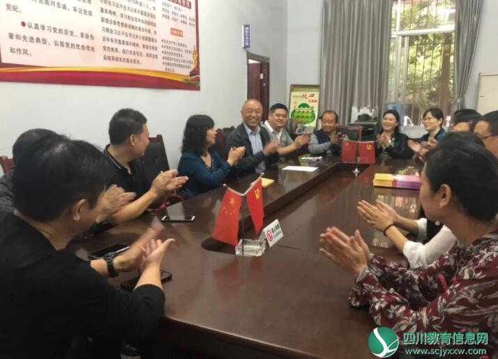 遂宁市委教育工委副书记王朝蓉到遂宁二中看望慰问教师代表