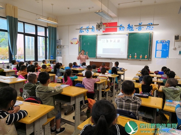 金鱼实验学校举行新教师“见面课”