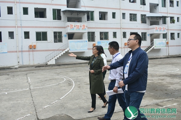 安居区委教育工委副书记、局党组成员黄萍深入富果初中督查义务教育均衡发展迎国检工作