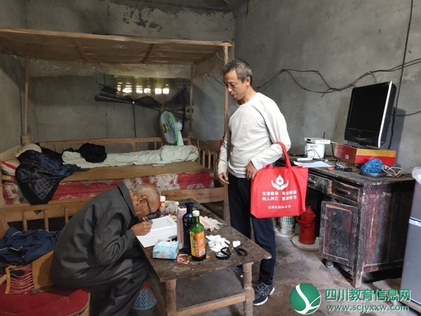 富果初中组织帮扶贫困户