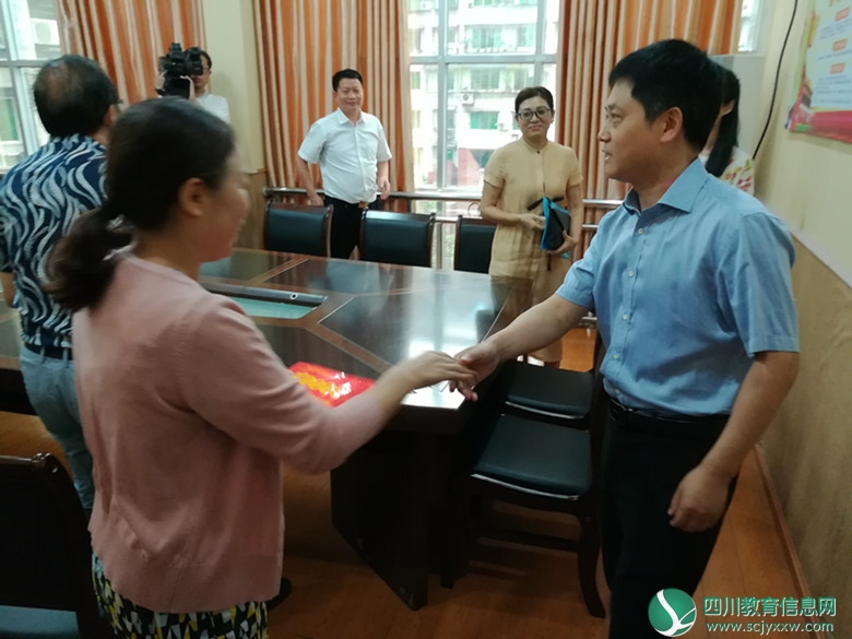 达州渠县开展教师节慰问活动
