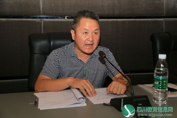 市教科中心副主任冯勇主持会议.JPG