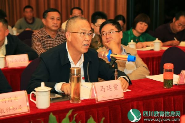 西昌市委副书记、市长马廷贵介绍西昌教育发展情况.JPG