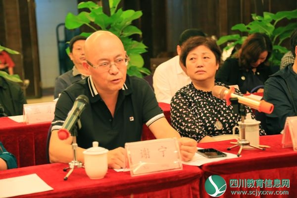州政协秘书长谢宁主持座谈会.JPG
