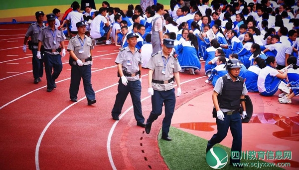 市四中（市实验学校）开展应急避险（反恐）疏散演练