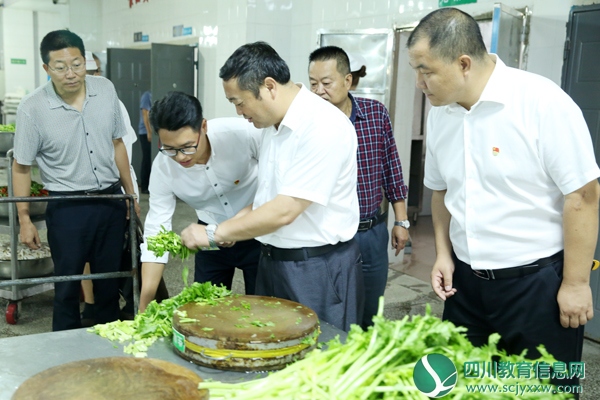 市教育体育局局长董之云一行莅临市三中检查安全工作