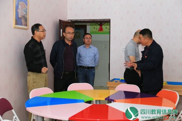 督察组一行察看安宁镇中心校的心理咨询室.JPG