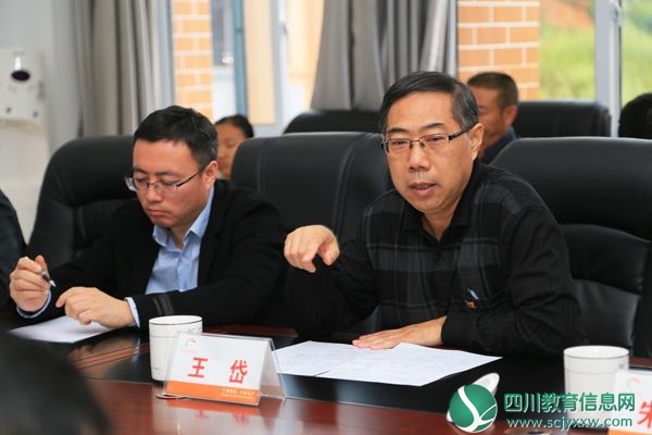 王岱（右一）对西昌义务教育教育发展给予充分肯定.JPG