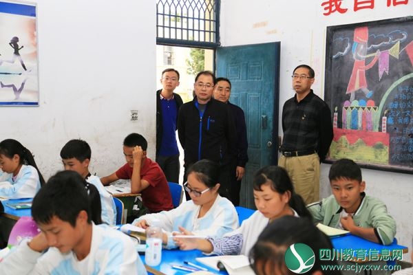 督察组一行察看西宁中学的课堂.JPG