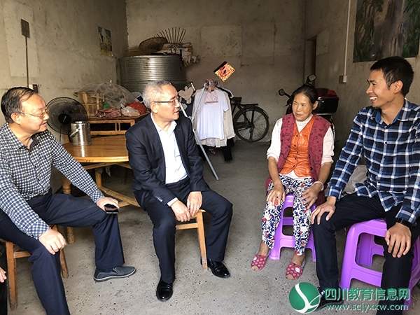 内江师范学院校长张志远率队赴银山镇金紫铺村调研并看望慰问结对帮扶对象