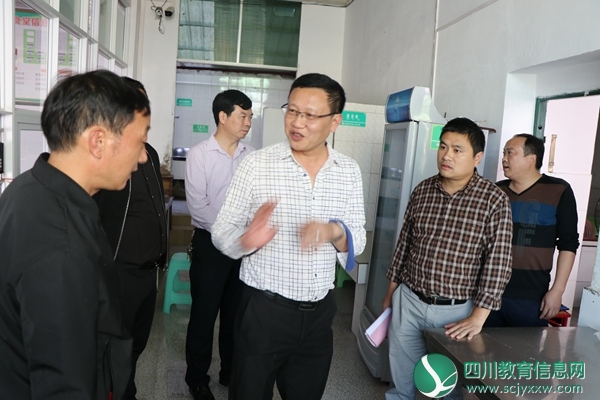 县教科局领导对甘棠初级中学营养餐食堂供餐开展督查