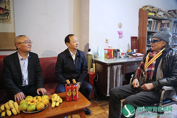市委书记马波慰问内江师范学院百岁教授黄崇智