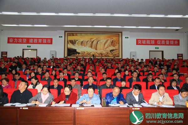 参会者认真做笔记.JPG