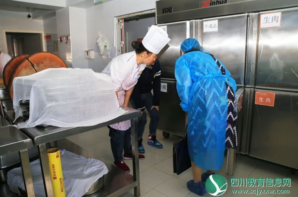 检查食堂储物设施.JPG