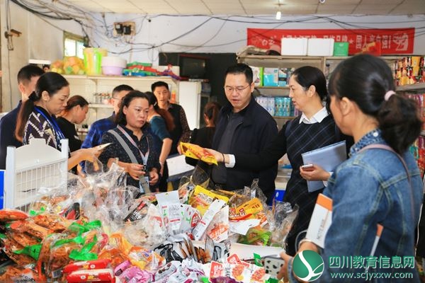 刘宇翼（右三）一行检查学校小卖部商品.JPG