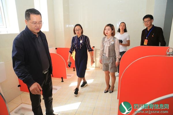 检查学校卫生间.JPG