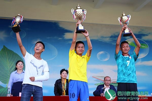 14.高举的奖杯(高中男子组前三)花景剑摄.JPG